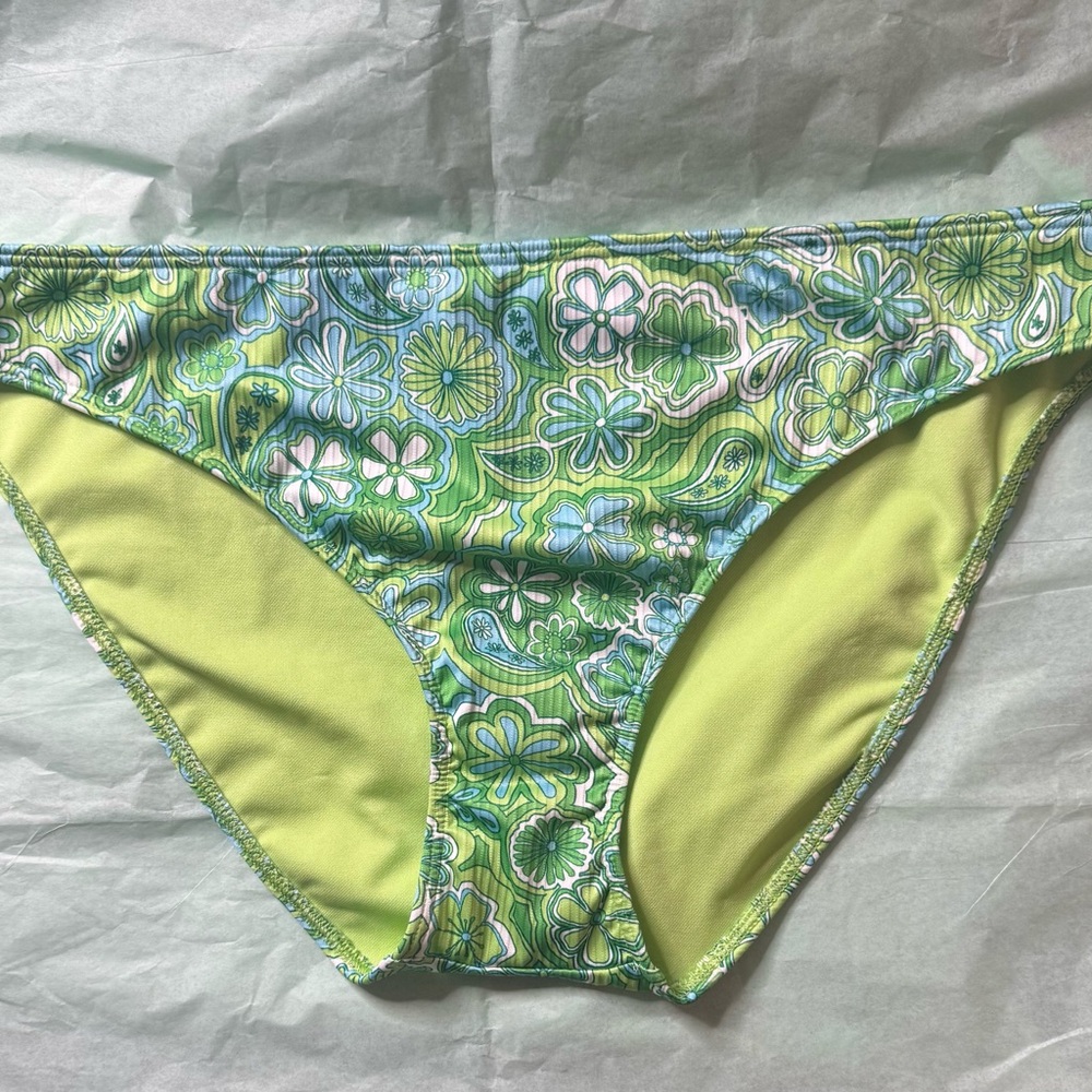 NWOT Hollister Bikini Bottoms Green
Flowers size Large Classic Swimwear